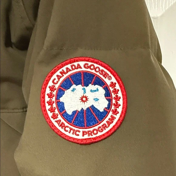 Canada Goose Men’s Military Green Puffer Jacket with Fur Hood - Picture 3 of 14